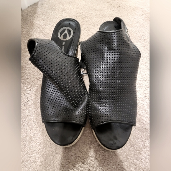 Beautiful leather platform - Picture 1 of 4